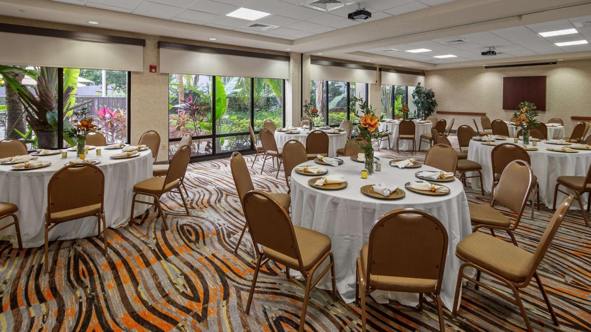 Best Western Plus Kendall Hotel & Suites Buitenkant foto