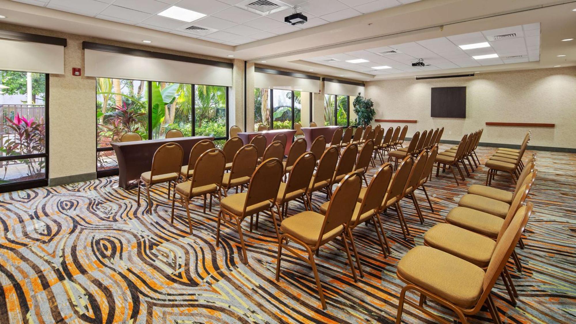 Best Western Plus Kendall Hotel & Suites Buitenkant foto