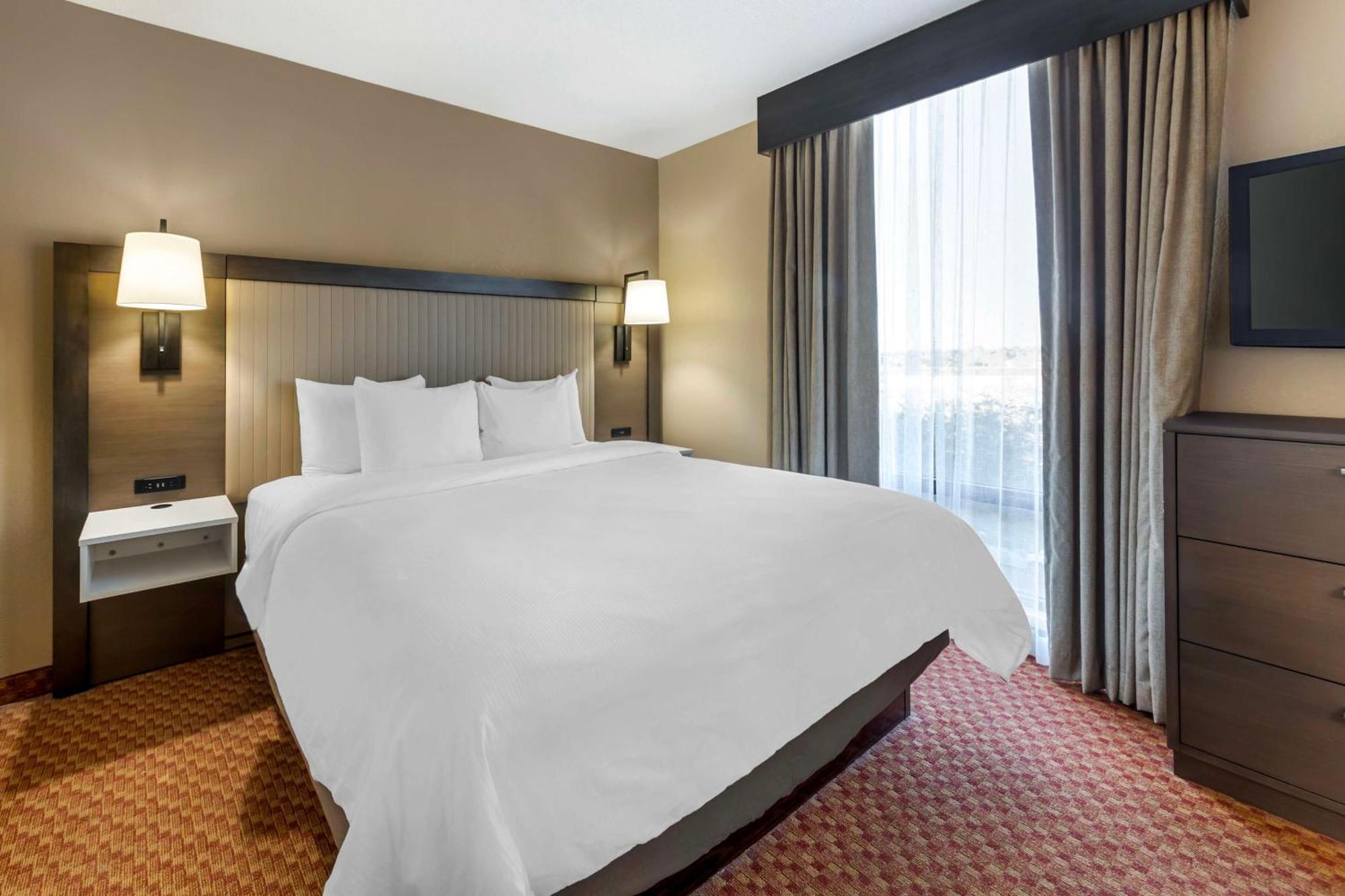 Best Western Plus Kendall Hotel & Suites Buitenkant foto