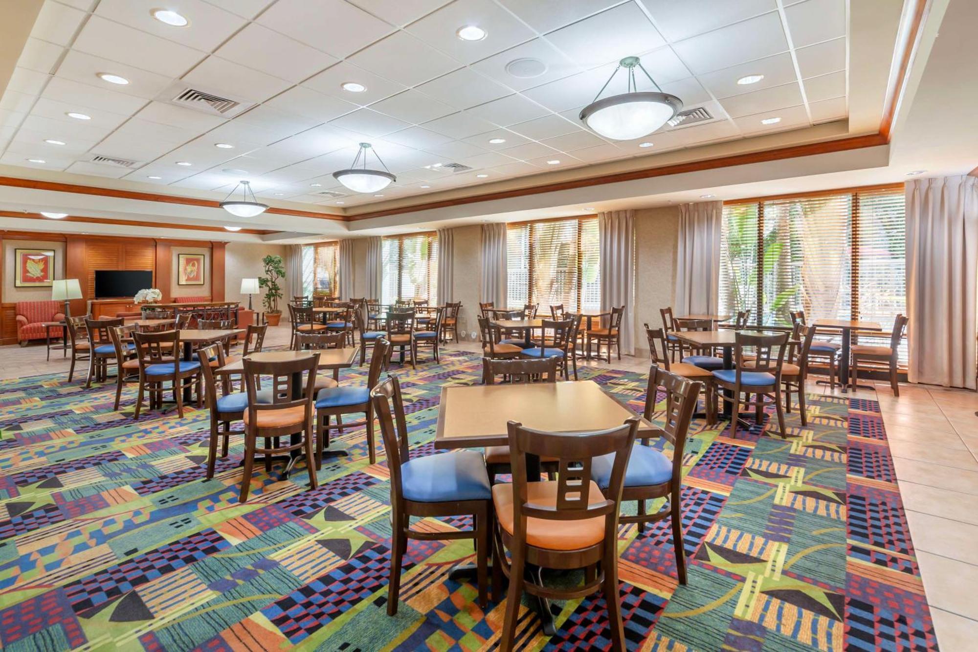 Best Western Plus Kendall Hotel & Suites Buitenkant foto